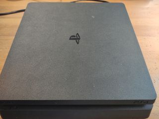 PS4 Slim Negra + 3 Juegos