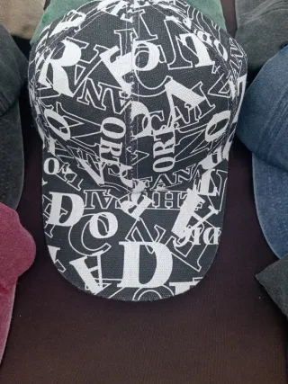 Gorra con estampado de letras