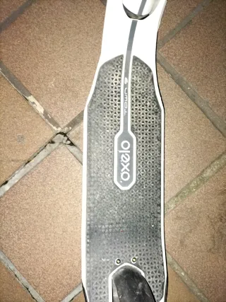 Patinete blanco y negro