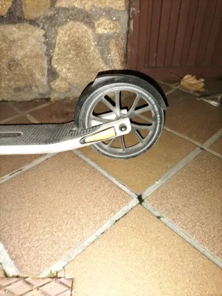 Patinete blanco y negro