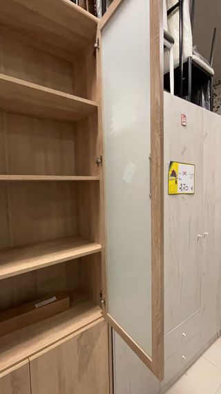 Mueble de salón con puertas de cristal