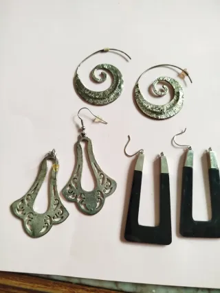 Pendientes plateados y negros