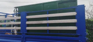 Puerta de entrada metálica verde