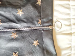 Falda negra con estrellas doradas