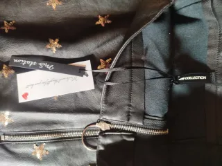 Falda negra con estrellas doradas