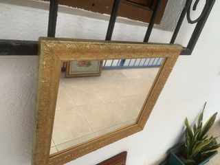 Espejo decorativo dorado con marco de madera