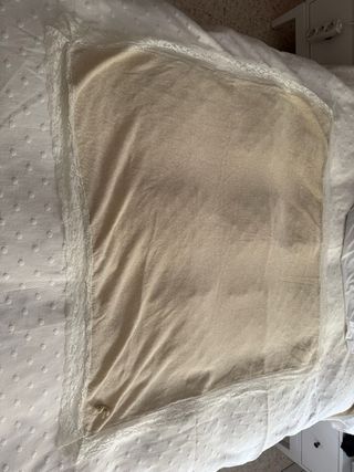 Toquilla dorada bebé con encaje