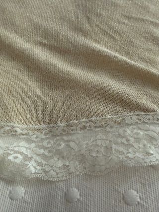 Toquilla dorada bebé con encaje