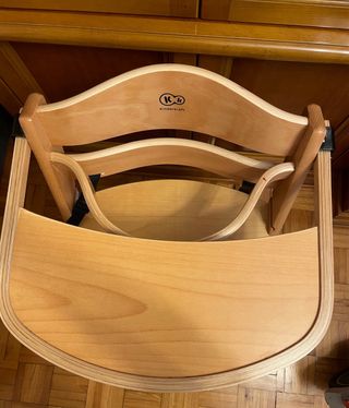 Trona Kinderkraft con bandeja y arnés.