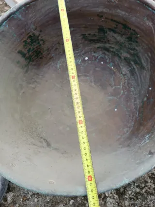 Antico calderone di rame con manici