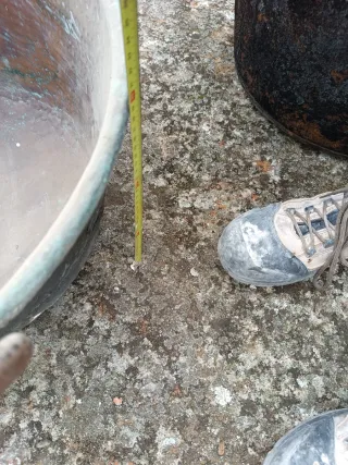 Antico calderone di rame con manici