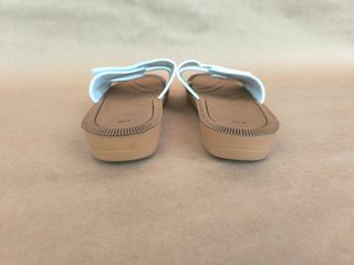 Sandalias planas doble tira — Blancas