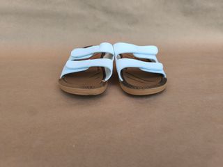 Sandalias planas doble tira — Blancas