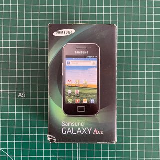 Samsung Galaxy Ace con cargador y caja