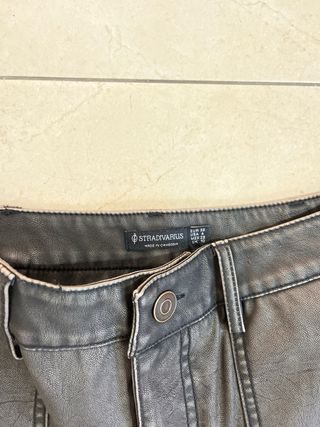 Pantalón ancho efecto piel Stradivarius T.38