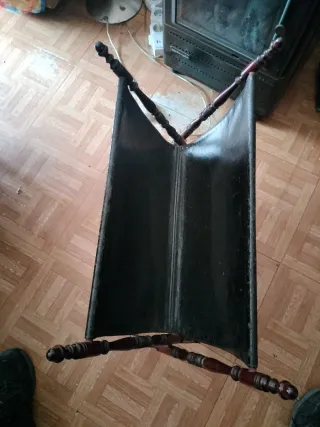 Antiguo revistero de cuero y madera