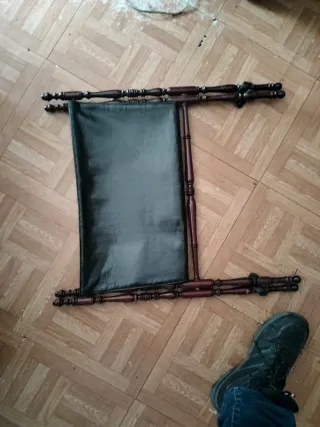 Antiguo revistero de cuero y madera