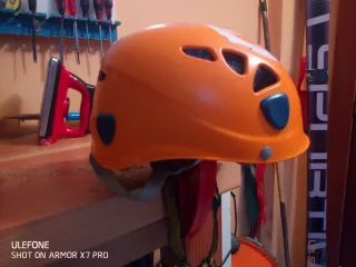 Casco de escalada Petzl.