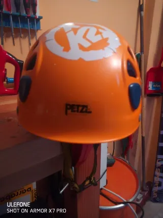 Casco de escalada Petzl.