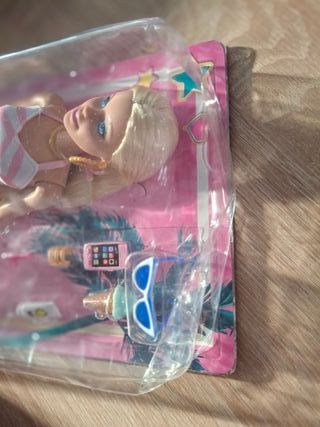 Barbie Muñeca Rubia con Traje de baño rosa y blanc