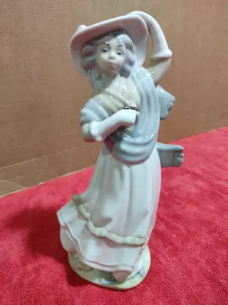 Figura de porcelana mujer con pamela