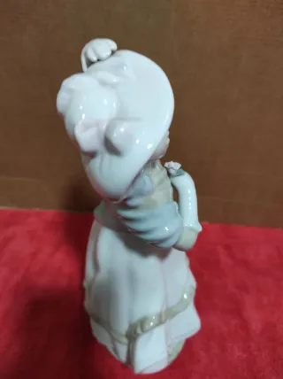 Figura de porcelana mujer con pamela