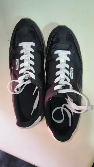 Zapatillas Umbro Negras y Blancas