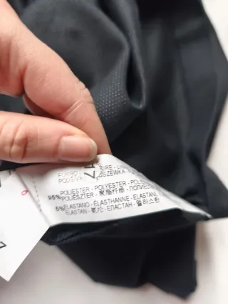 Vestido negro con mangas de cuero