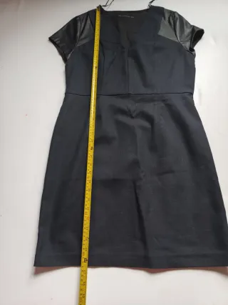 Vestido negro con mangas de cuero