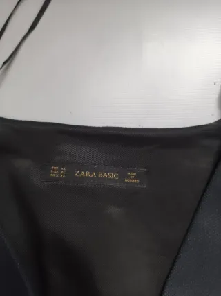 Vestido negro con mangas de cuero