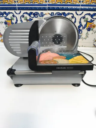 Cortadora de fiambre plateada