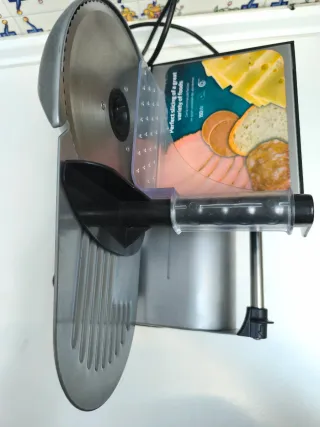 Cortadora de fiambre plateada