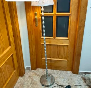 Lámpara de pie plateada y blanca