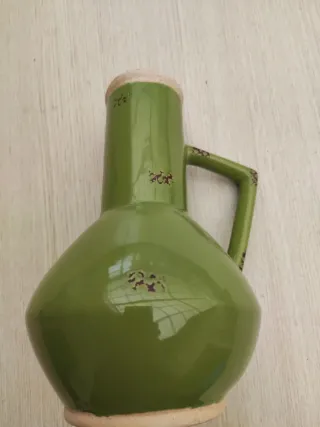 Jarra de cerámica verde