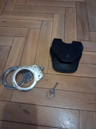 Esposas de seguridad con funda y llave