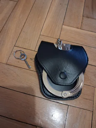 Esposas de seguridad con funda y llave