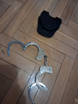 Esposas de seguridad con funda y llave