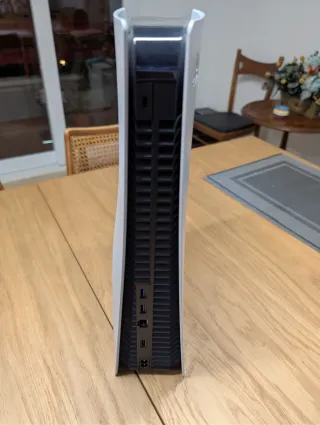 Consola PlayStation 5 con mando y juegos