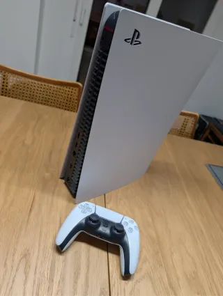 Consola PlayStation 5 con mando y juegos