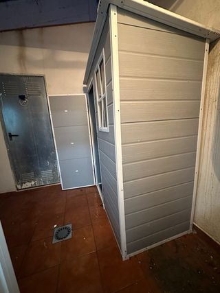 Caseta de resina gris y blanca