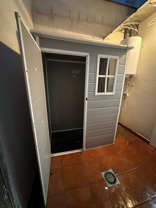 Caseta de resina gris y blanca