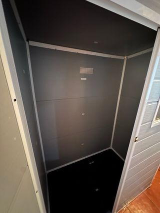 Caseta de resina gris y blanca