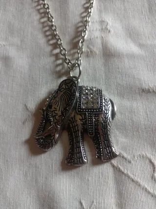Collar cadena con elefante plateado