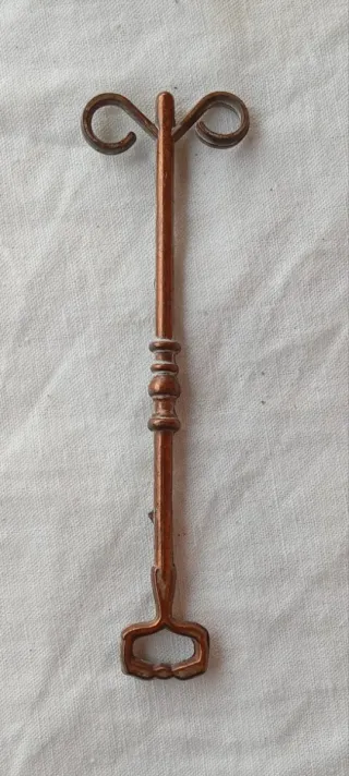 Antica chiave misteriosa in rame