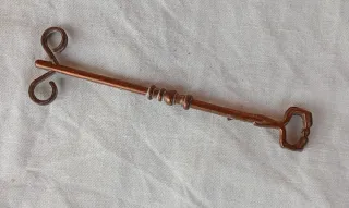 Antica chiave misteriosa in rame