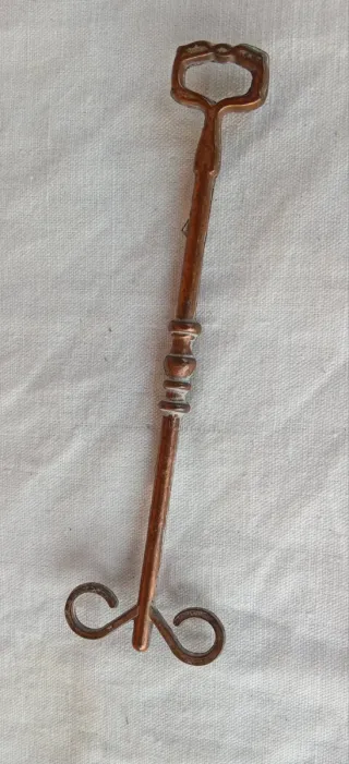 Antica chiave misteriosa in rame