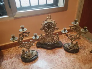 Reloj y candelabros antiguos de bronce