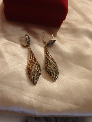 Pendientes dorados con piedras multicolor