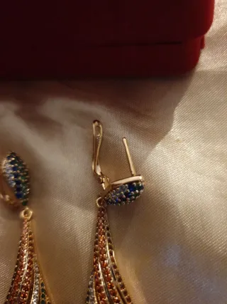 Pendientes dorados con piedras multicolor