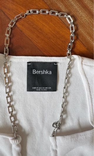 Top Bershka blanco crop top con cadena